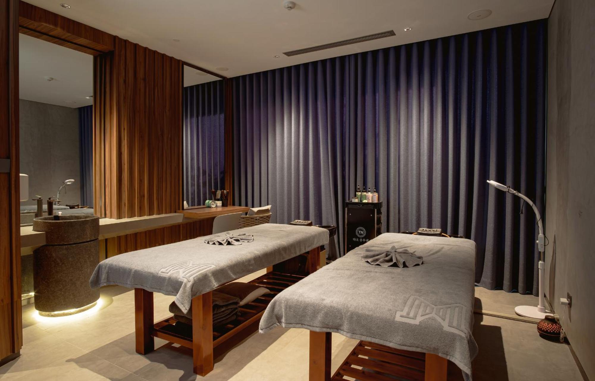 M Hotel Danang Exterior foto A treatment room at the spa
