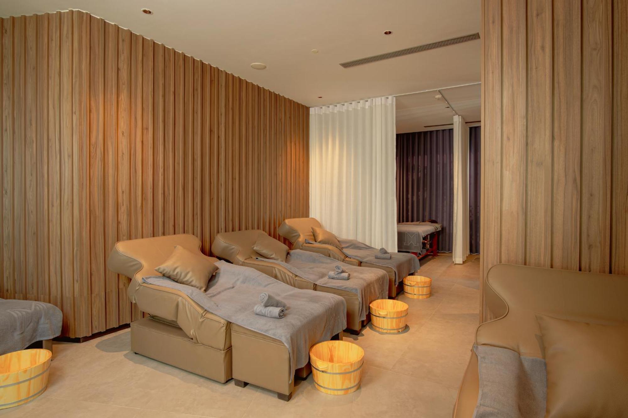 M Hotel Danang Exterior foto A foot reflexology room at a spa