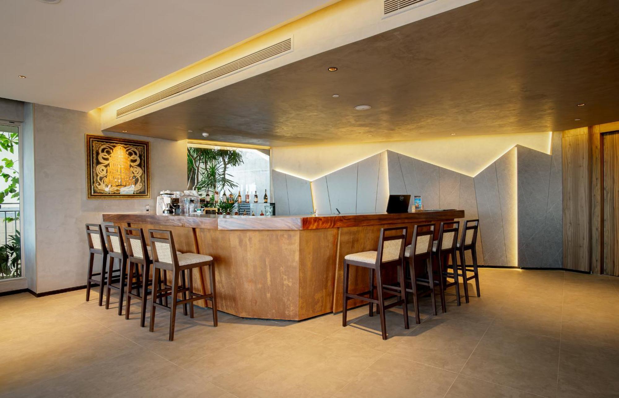 M Hotel Danang Exterior foto The bar at the Royal Orchid Lounge