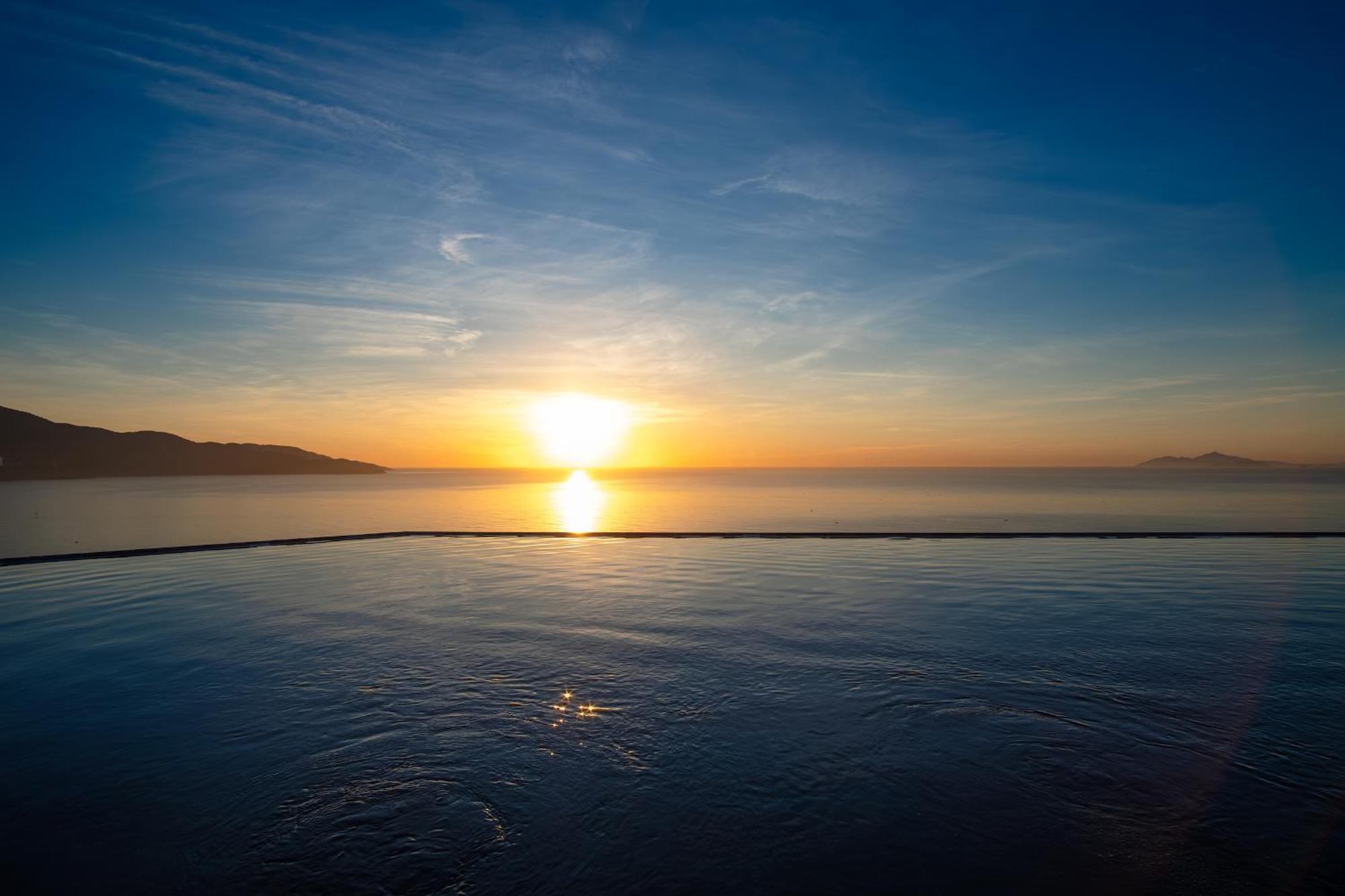 M Hotel Danang Exterior foto Sunset over the Gulf of Akaroa