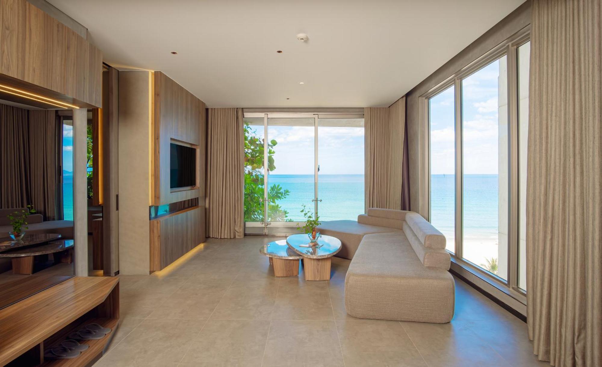 M Hotel Danang Exterior foto Living room of a suite at the hotel