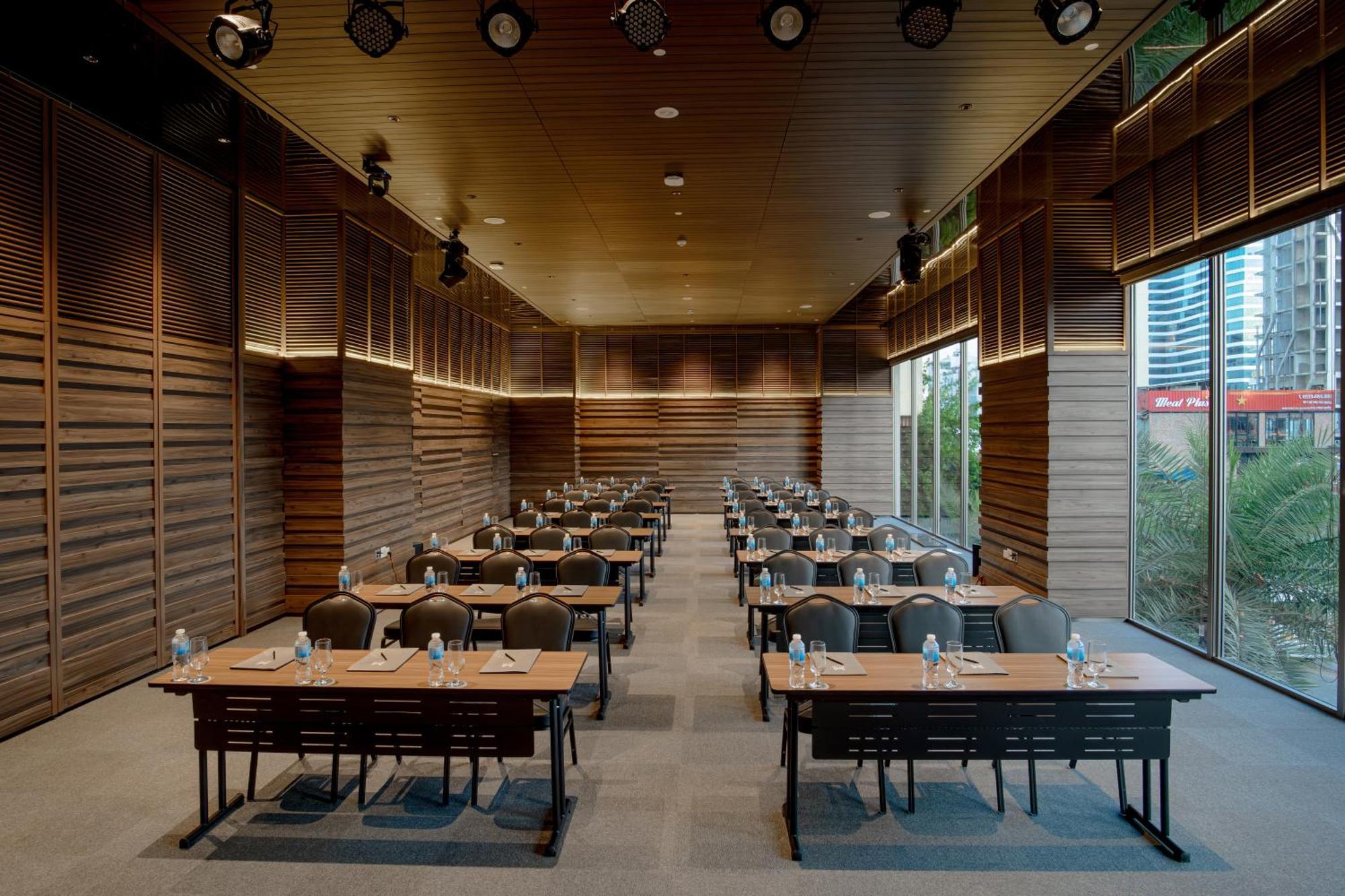 M Hotel Danang Exterior foto The interior of the conference room
