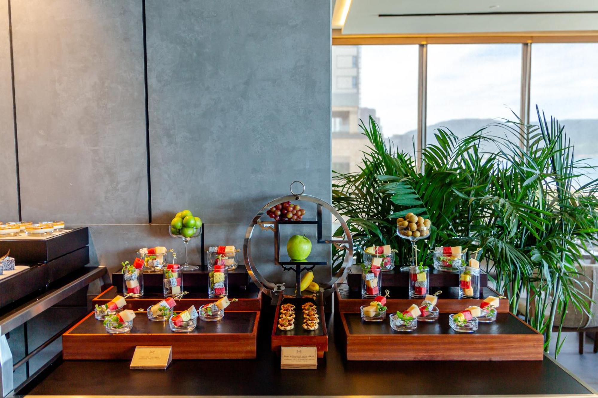 M Hotel Danang Exterior foto A selection of desserts at the lounge