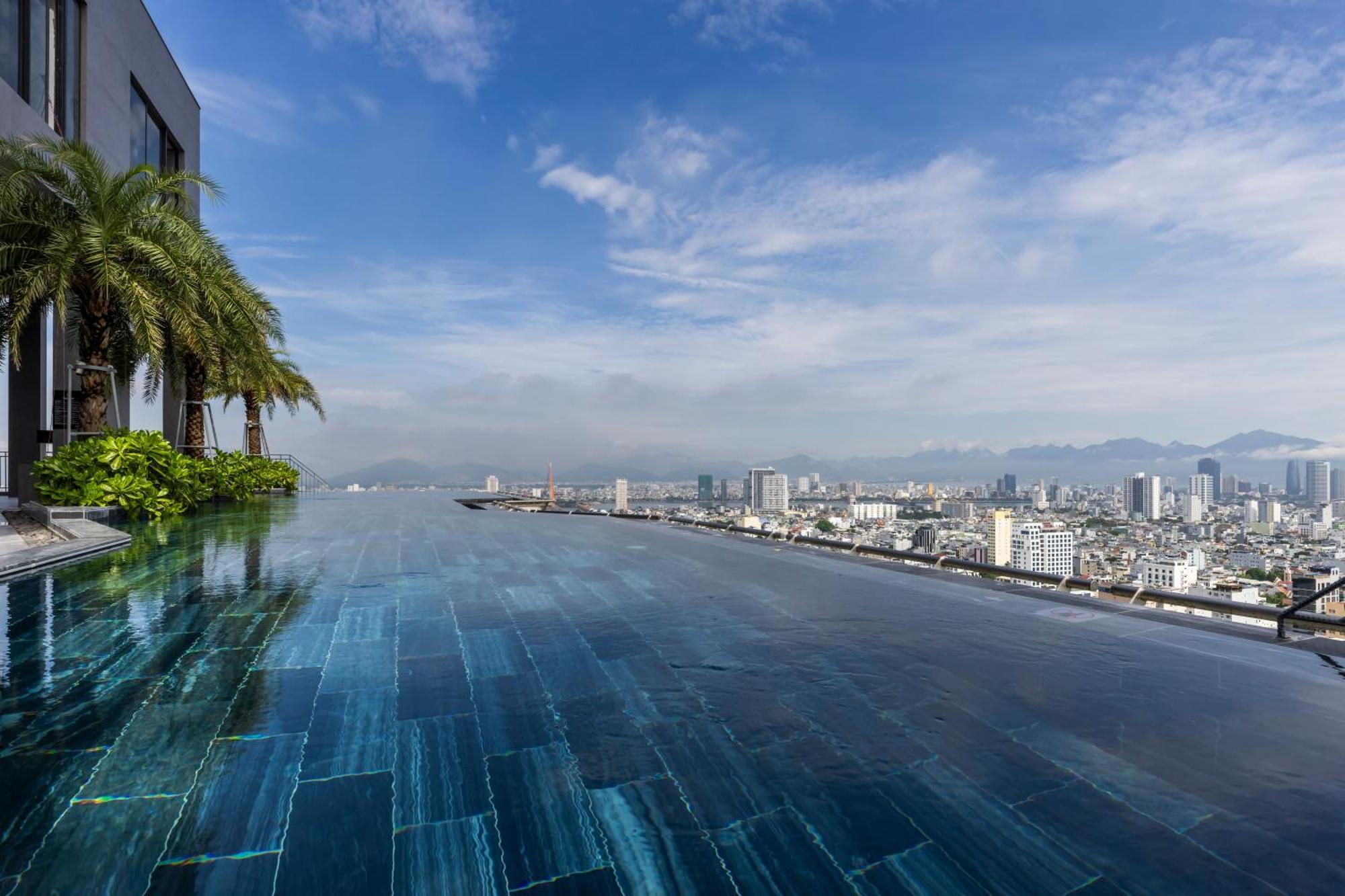 M Hotel Danang Exterior foto Infinity pool at the top of the building