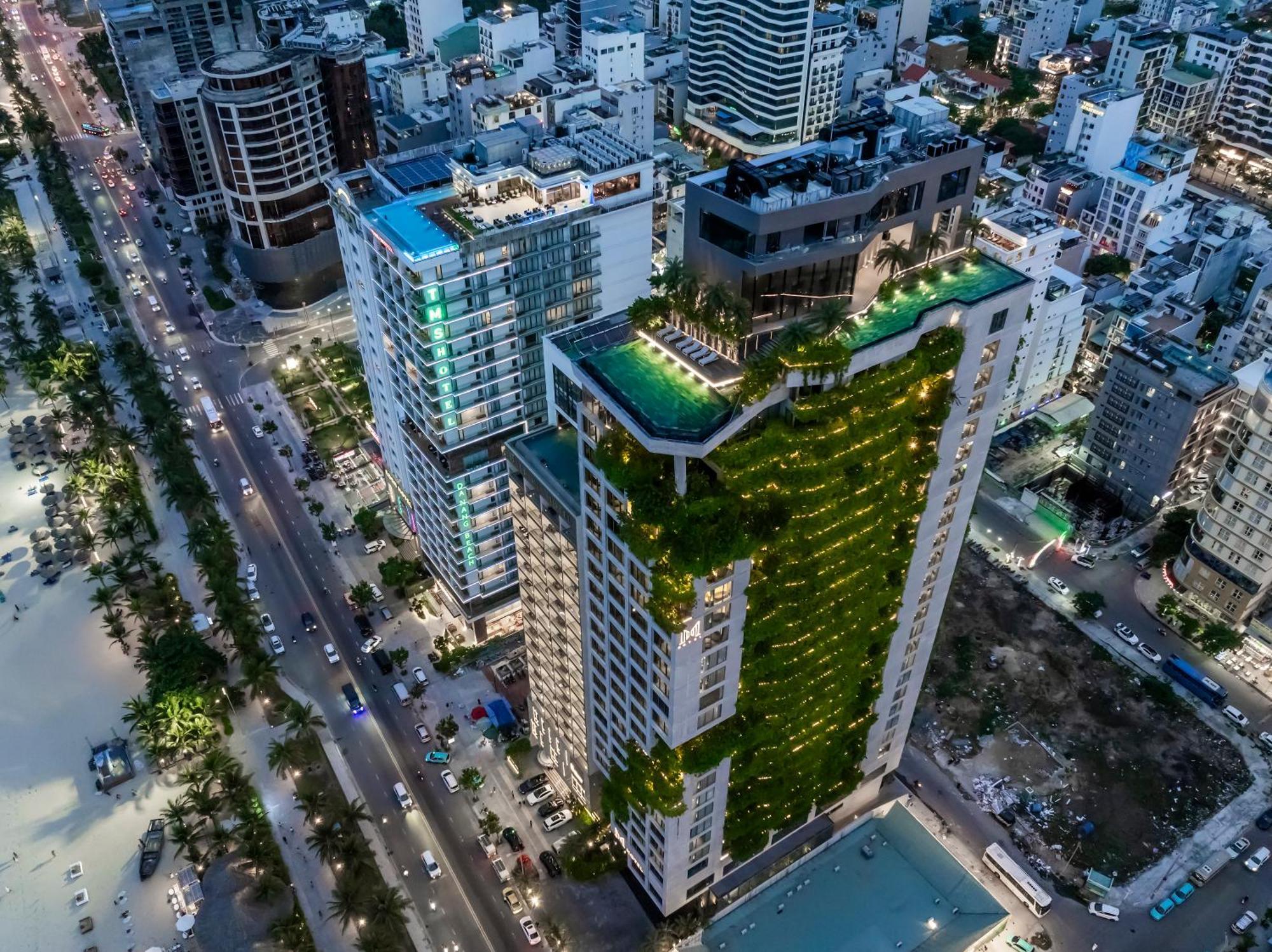 M Hotel Danang Exterior foto The green wall at The Park
