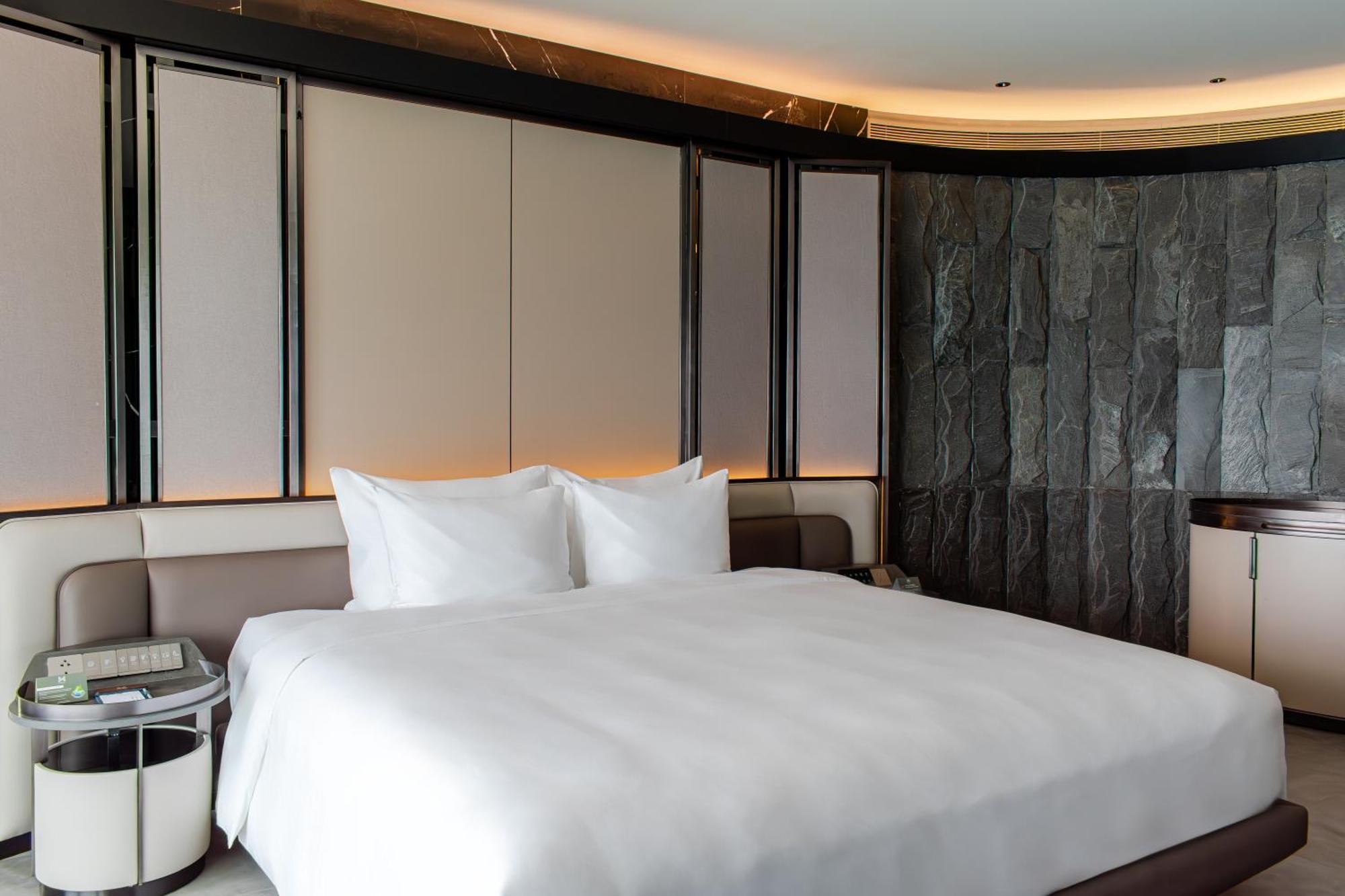 M Hotel Danang Exterior foto A bedroom at the hotel