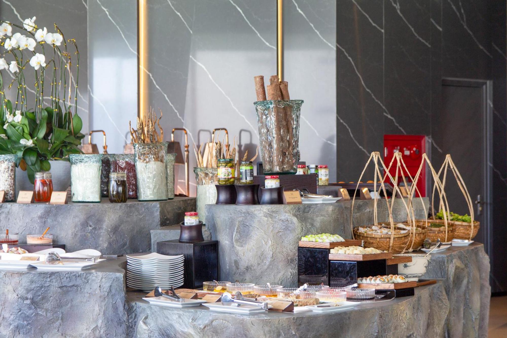 M Hotel Danang Exterior foto A buffet at a hotel
